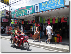 Tienda de ropa en una calle En la playa de Lamai, Ko Samui